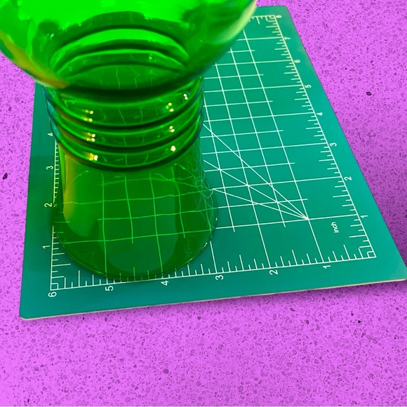 Vintage Mod Green Glass Vase - Picture 6 of 7